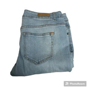 Celebrity Pink size 7 light wash cropped jeans light distressing